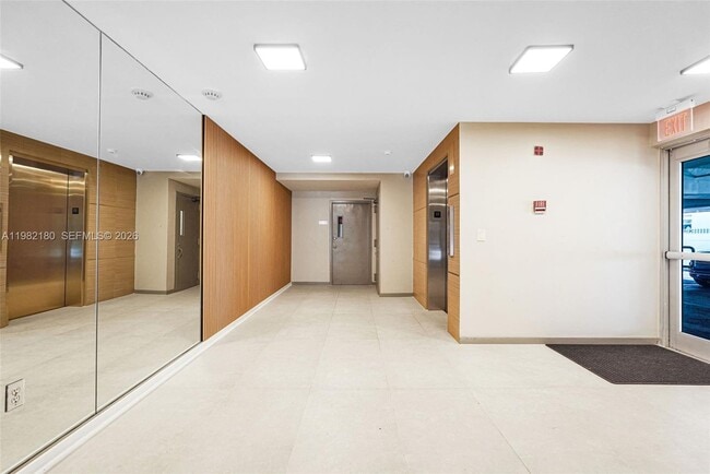 Building Photo - 1605 Bay Rd