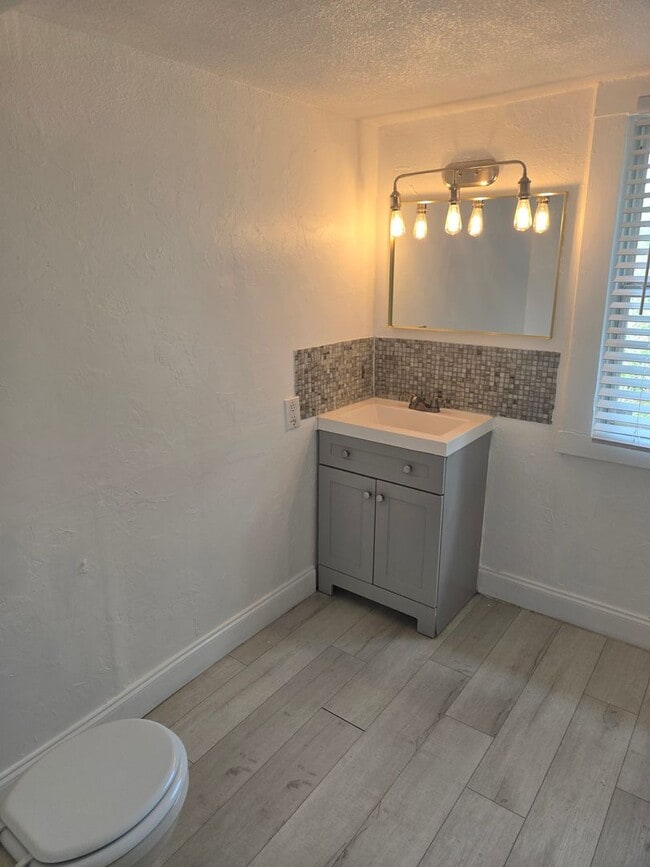 Building Photo - CHARMING 2 BEDROOM 1 BATH APARTMENT HOME - $500 OFF FIRST MONTH RENT!