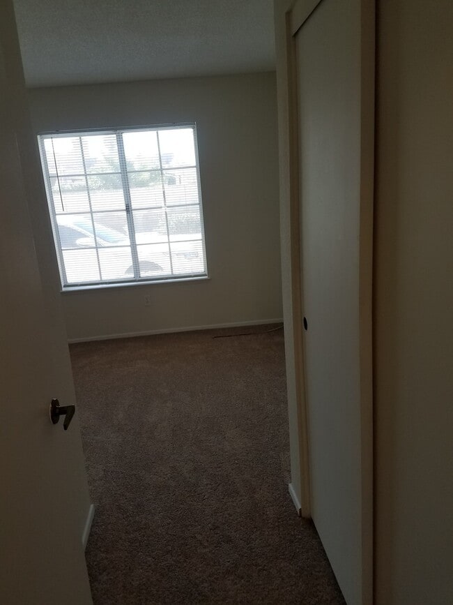 Building Photo - Charming 2 bed 2 bath in west side of Heme...