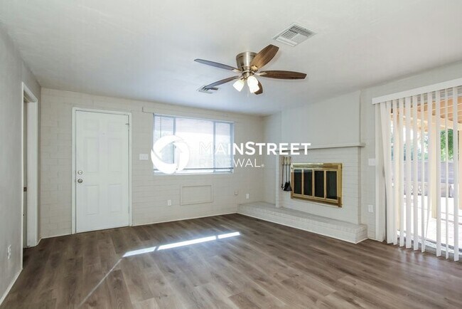Building Photo - 3 Bedroom Pet-Friendly Home in TUCSON, AZ with Main Street Renewal