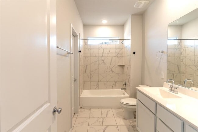 Building Photo - 605 W South St