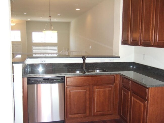 Building Photo - Rare Townhome in Park Hill with 2BR/2.5