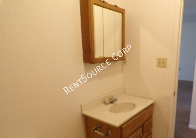 Building Photo - 2 Bedroom Duplex for Rent in Barstow