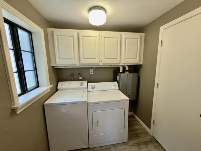 Building Photo - 372 W Hickory St