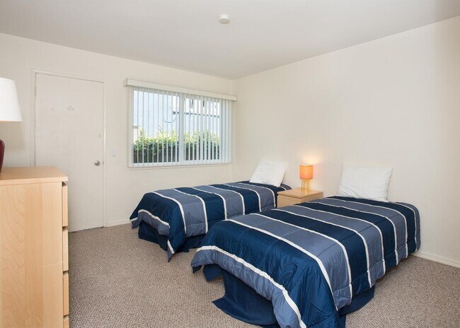 Building Photo - Winter 9 month lease! Partially Furnished 2 Bed 2, 1 Bath near the beach. No yearly leases