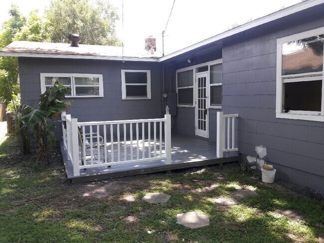 Building Photo - Beautifully Appointed 3/2 w Garage For Ren...