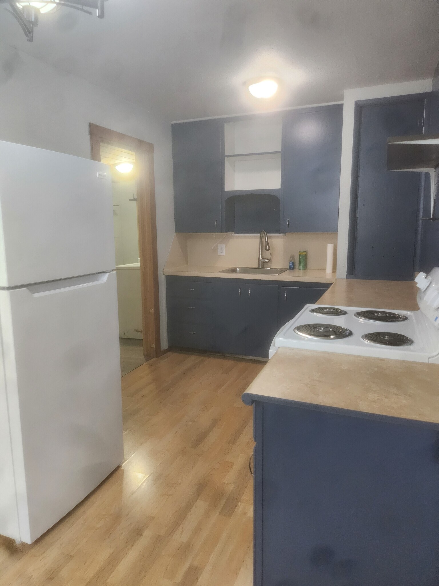 Kitchen with new appliances - 128 Jones St