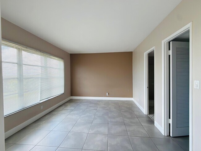 Building Photo - 3100 N Palm Aire Dr