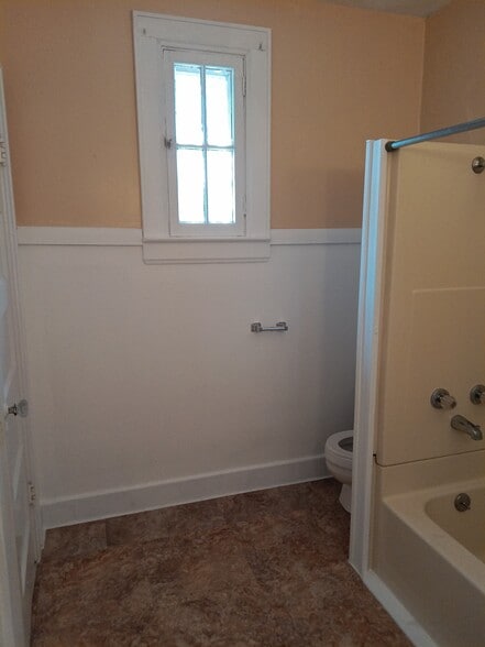 Building Photo - 1552 Lewis St