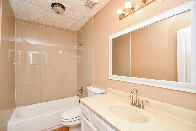 Building Photo - Nice duplex is back on the market