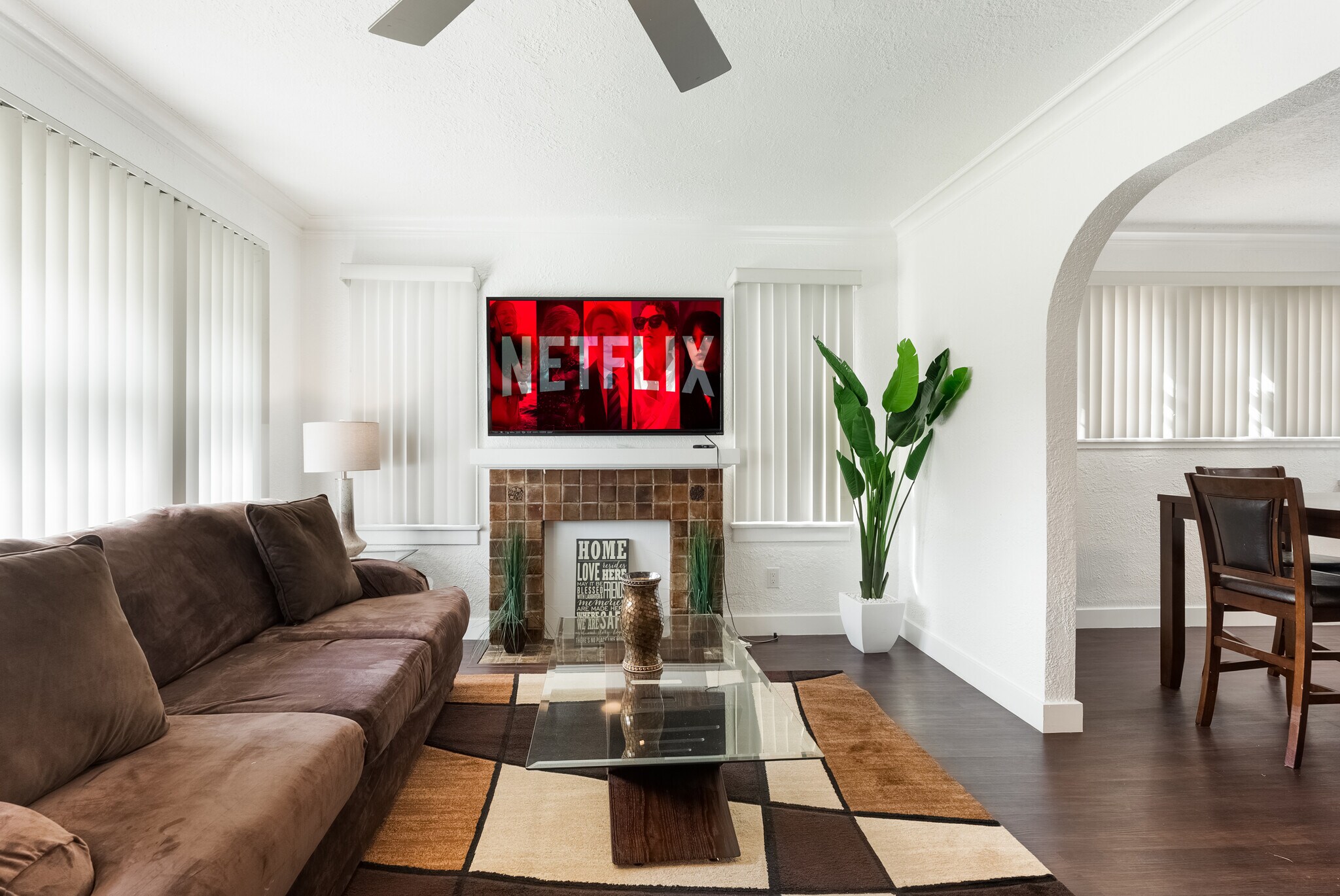 Spacious entertainment & living room - 2509 W 73rd St