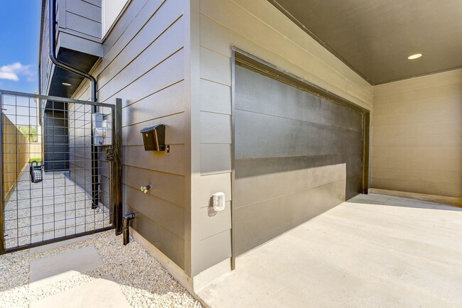 Building Photo - Modern luxury home in well established inn...