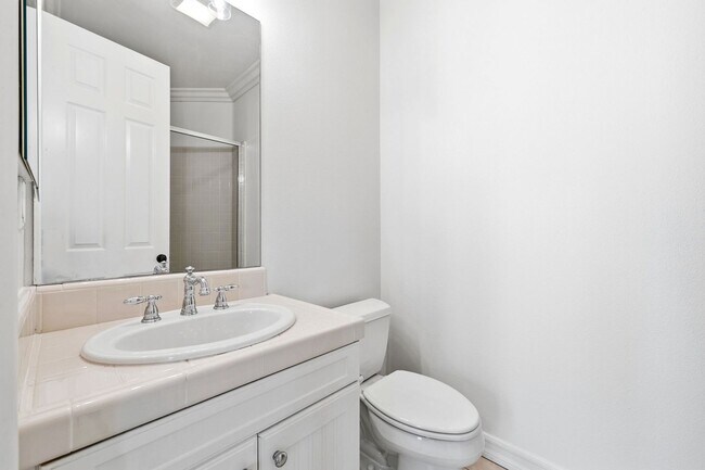 Building Photo - Luxury Coastal Living in Guard-Gated Ocean Colony