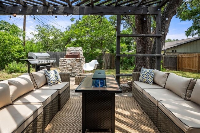 Building Photo - 7105 Lilac Ln