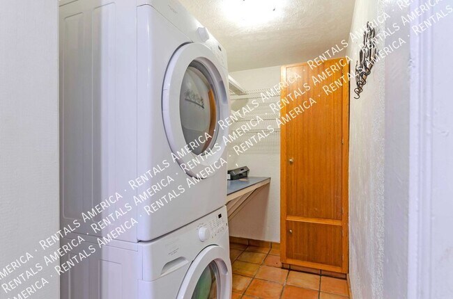 Building Photo - Mid-century charmer near University of Ari...