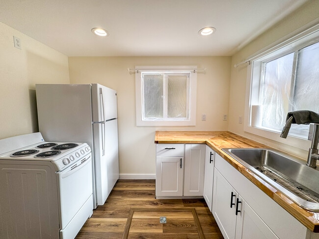 Building Photo - 6071 N Shady Side Dr