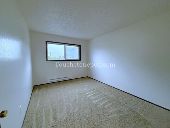 Building Photo - Updated 2 Bdrm Apartment with Balcony in Sellwood Moreland Neighborhood