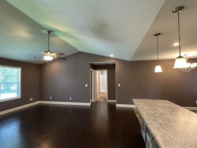 Building Photo - Well Maintained 3 Bed 2 Bath w/ Fence in Waynesville