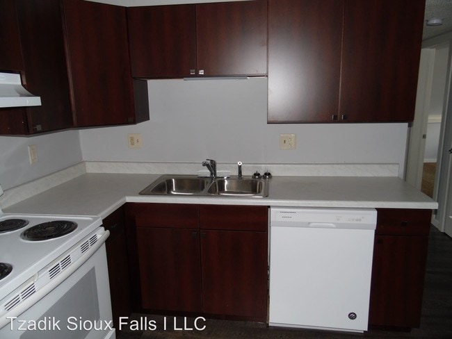 Building Photo - 3000-3012 S Mayfair Dr