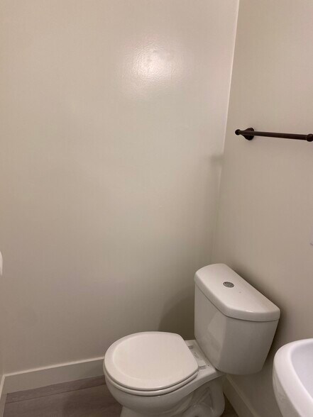 Building Photo - 422 N Hayworth Ave