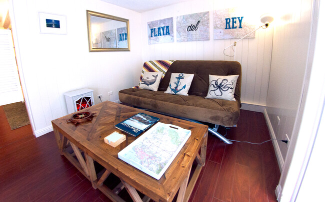 Living room, previous flooring. - 6308 Vista del Mar