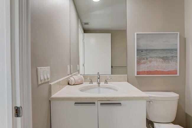 Building Photo - 2650 Lake Shore Dr