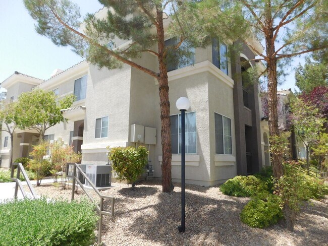 Building Photo - GORGEOUS FULLY FURNISHED 2 BEDROOM UNIT*GA...