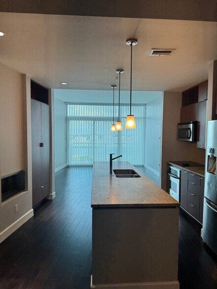 Building Photo - 912 Channelside Dr