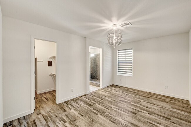 Building Photo - Exquisite Townhome - Life of luxury