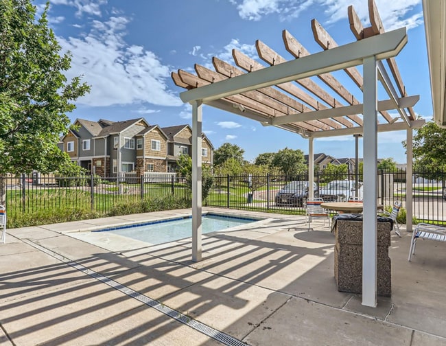Building Photo - Lovely 2 bedroom, 3 bathroom townhome! Poo...