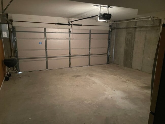 Building Photo - Beautiful 2 Bed, 1.5 Bath Townhome on the Edge of the Desirable Hill Neighborhood Available for Rent