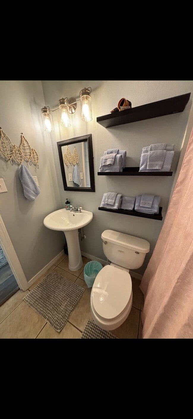 Building Photo - 2 Mead Dr