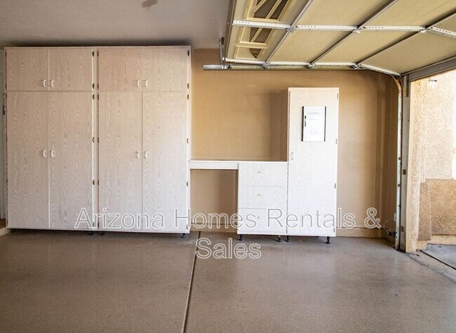 Building Photo - 10462 E Rose Hill St