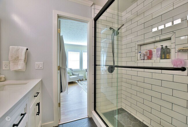 Building Photo - Move-in Ready 1-level in cul de sac with privacy fenced backyard