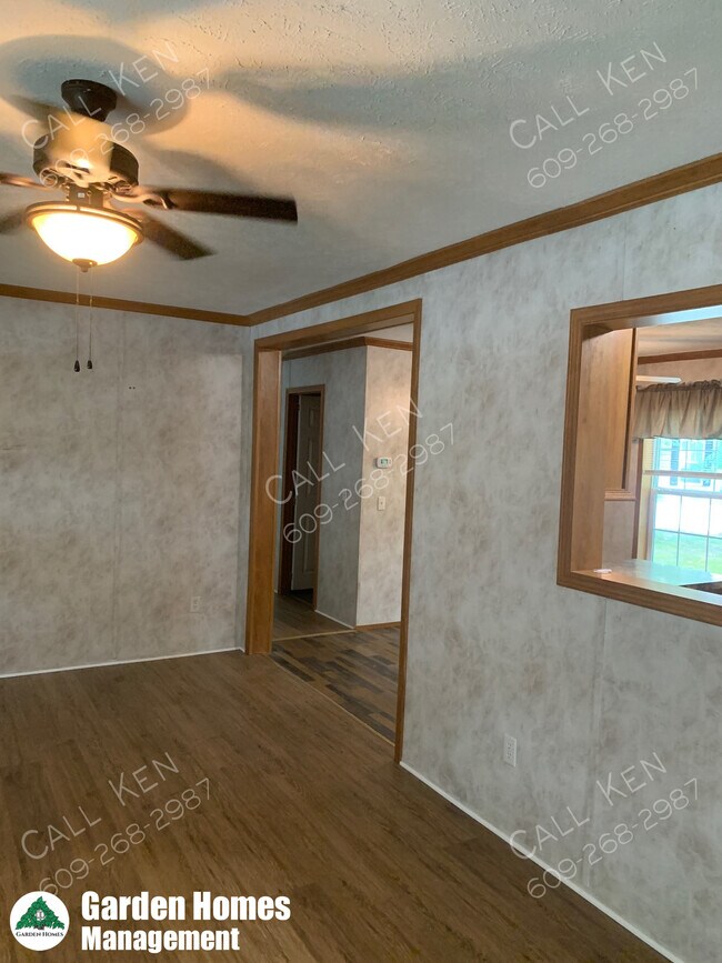 Building Photo - 4 Oak Dr