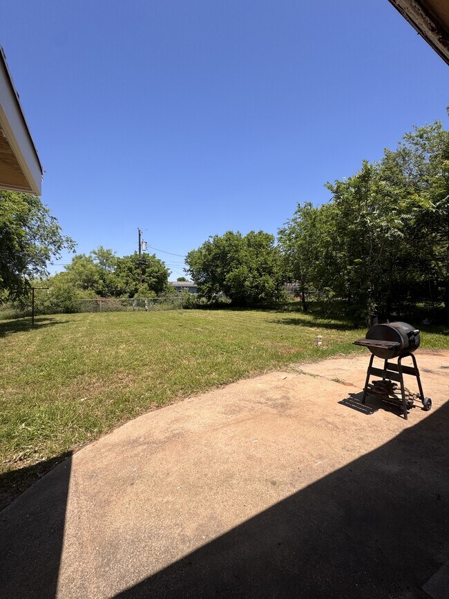 Building Photo - 1520 Roanoke Dr