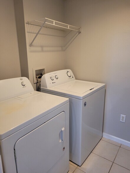 Building Photo - 814 Crest Pines Dr