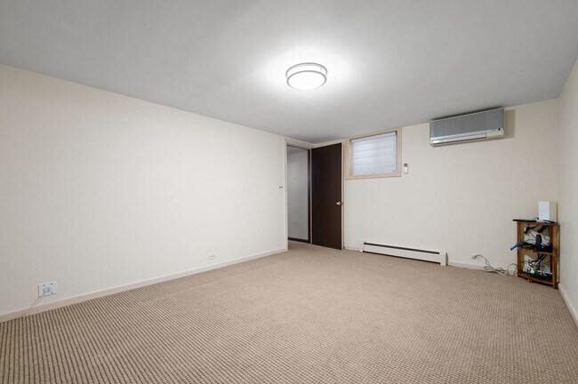 Building Photo - 617 W Fullerton Pkwy