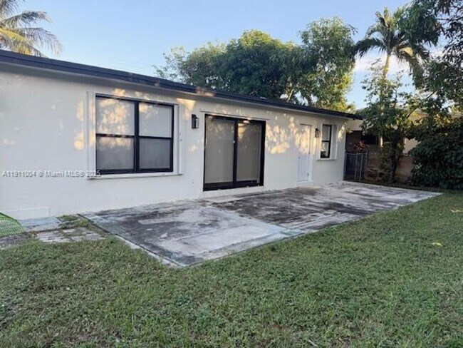 Building Photo - 640 SW 11th Ave