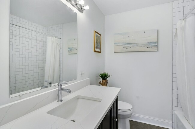 Building Photo - Welcome home to this spacious and renovate...