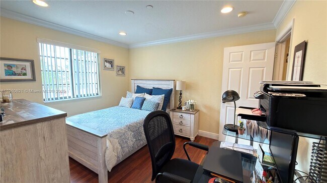 Building Photo - 3887 Tree Top Dr