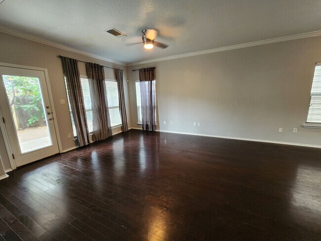 Building Photo - Spacious 3 Bedroom/2.5 Bath Home