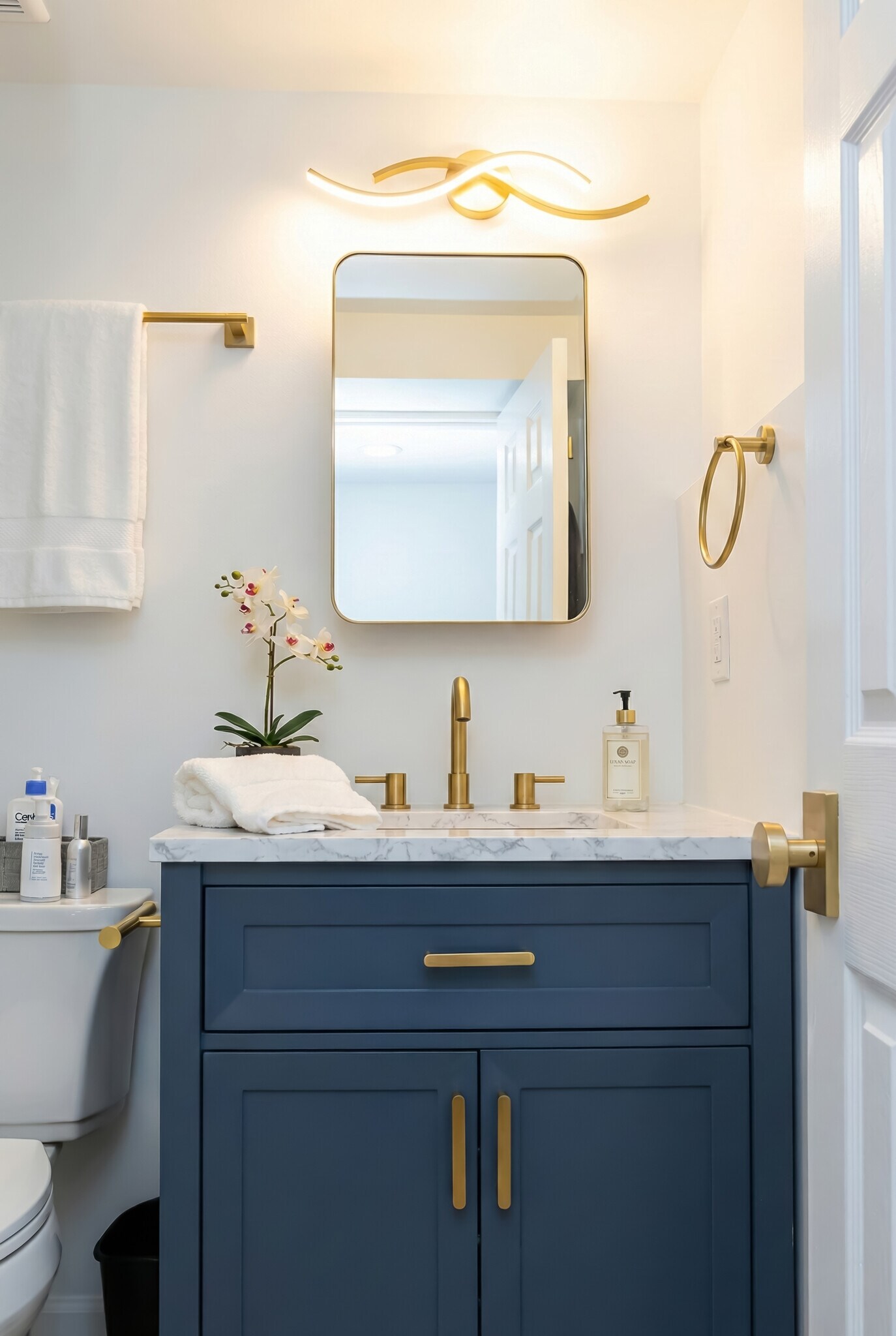 Updated full bathroom with modern fixtures - 6471 Grommet Dr