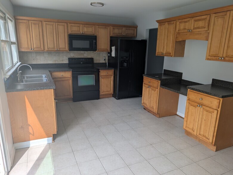 kitchen - 1109 Holmespun Dr