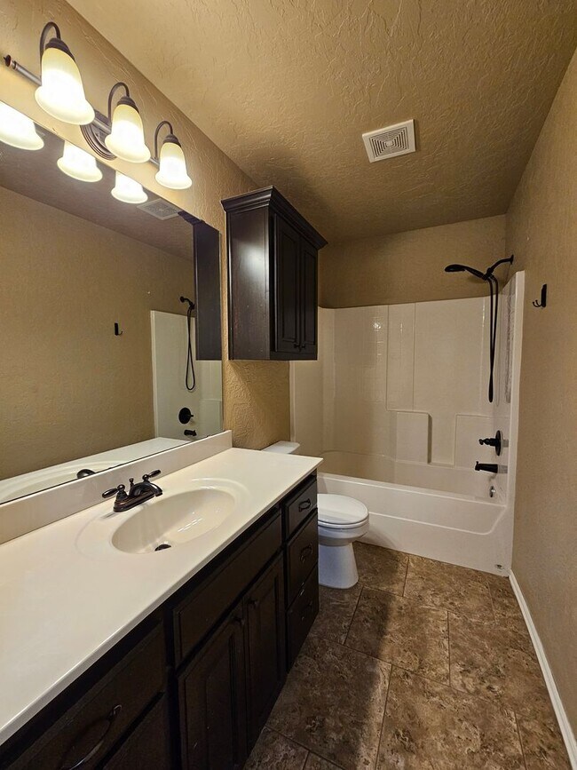 Building Photo - (3) Bed/(2) Bath in SW Moore Avail Early June!