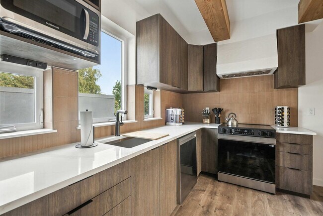 Building Photo - 925 NE 23rd Ave