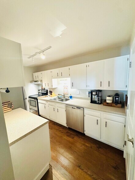 Building Photo - W170N11495 Armada Dr