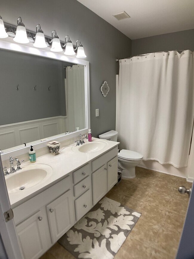 Building Photo - Meticulously maintained 3 bed, fenced yard...