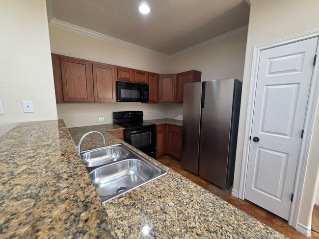 Building Photo - Town home for rent