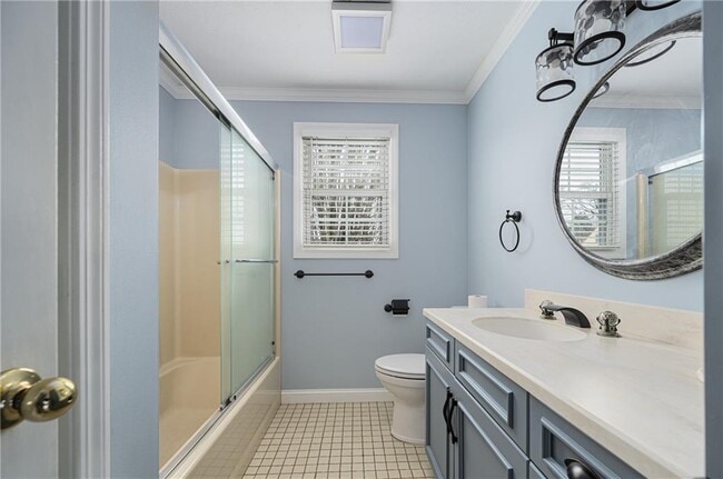 Building Photo - 190 Gladstone St